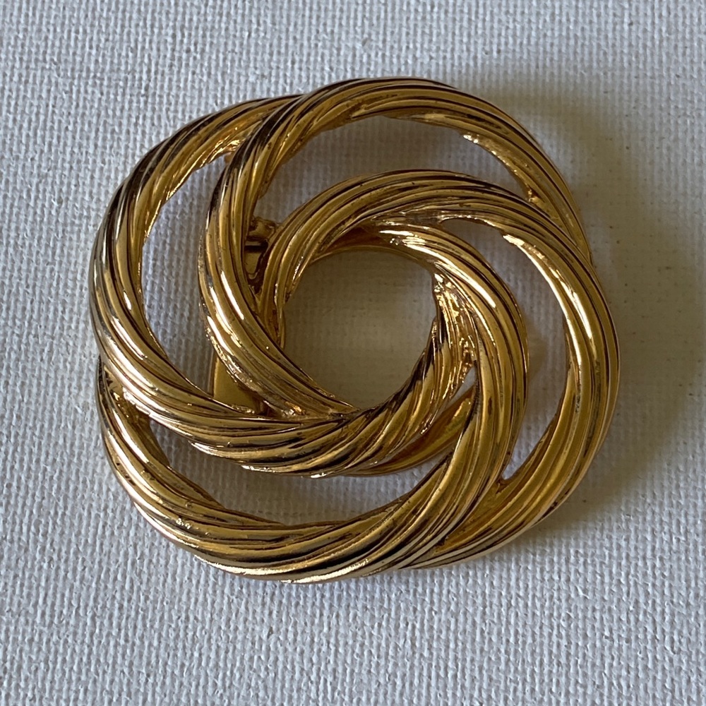 Vintage Monet Style Gold tone metal swirl Scarf holder